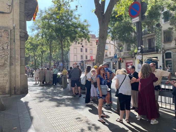 Unes 70 persones fan cua per accedir a la capella ardent de la cantant catalana Núria Feliu a Barcelona