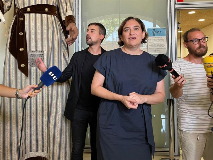 La alcaldesa de Barcelona, Ada Colau, en la capilla ardiente de Núria Feliu