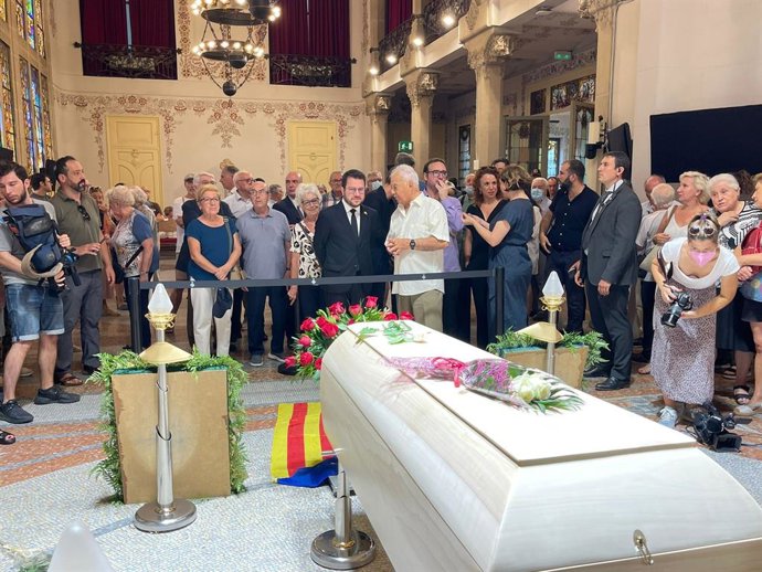 El president de la Generalitat, Pere Aragons, l'alcaldessa de Barcelona, Ada Colau, i el regidor del districte de Sants-Montjuc, Marc Serra, a la capella ardent de Núria Feliu
