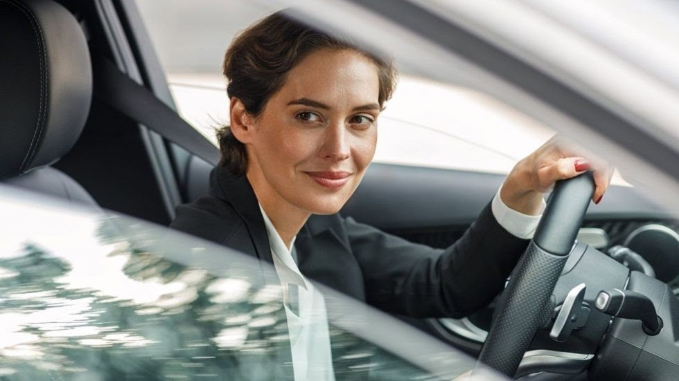 Archivo - Mujer en un coche