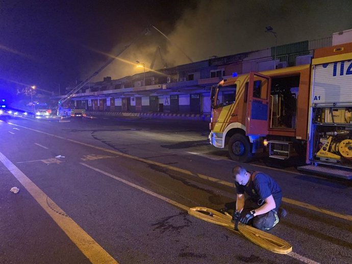 Bomberos Madrid trabaja en la extinción del incendio en Mercamadrid.