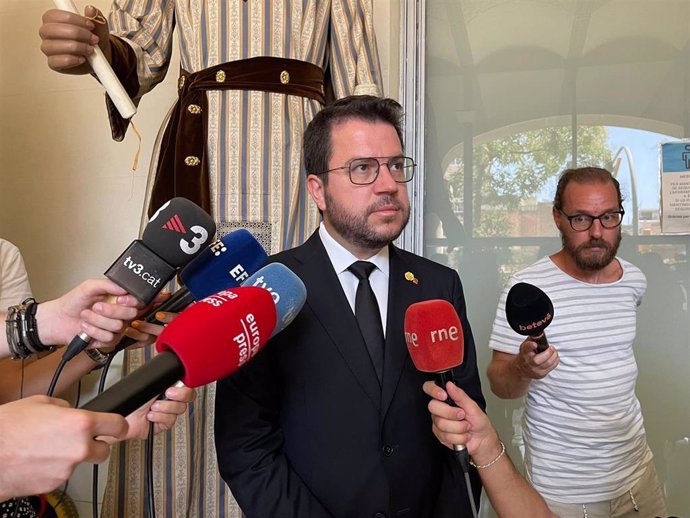 El presidente de la Generalitat, Pere Aragons, en la capilla ardiente de la cantante catalana Núria Feliu