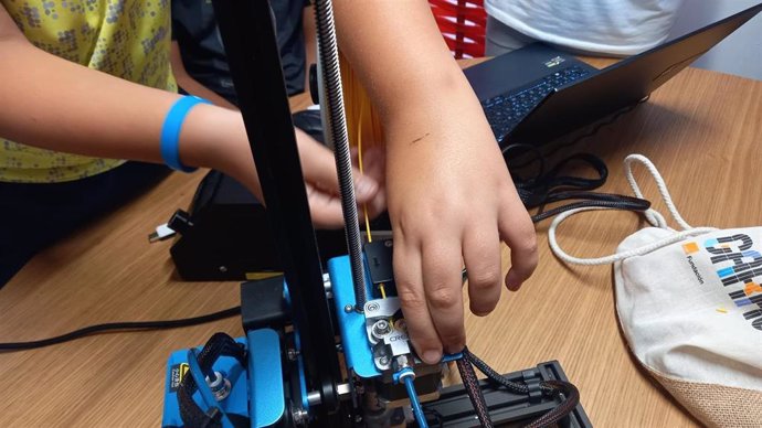 Diputación acerca la impresión 3D a jóvenes de Benarrabá para impulsar emprendimiento y reducir brecha digital