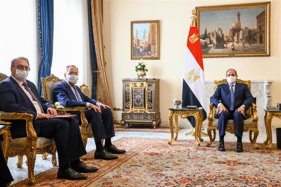 El ministro de Asuntos Exteriores ruso, Sergei Lavrov, y el presidente egipcio, Abdelfatá al Sisi