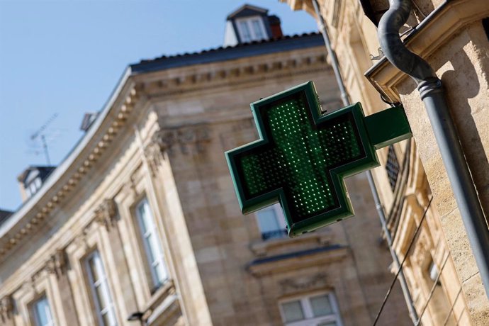 18 July 2022, France, Bordeaux: The temperature display on a pharmacy shows 45 degrees Celsius. Photo: Romain Perrocheau/AFP/dpa
