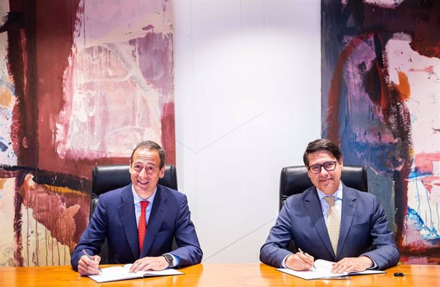 El consejero delegado de CaixaBank,Gonzalo Gortázar, y el vicepresidente del BEI, Ricardo Mourinho Félix