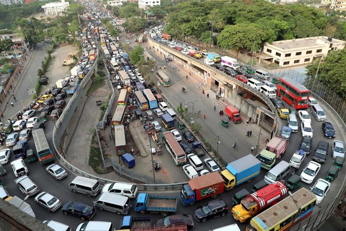 Archivo - Atasco de tráfico en Dacca (Bangladesh)