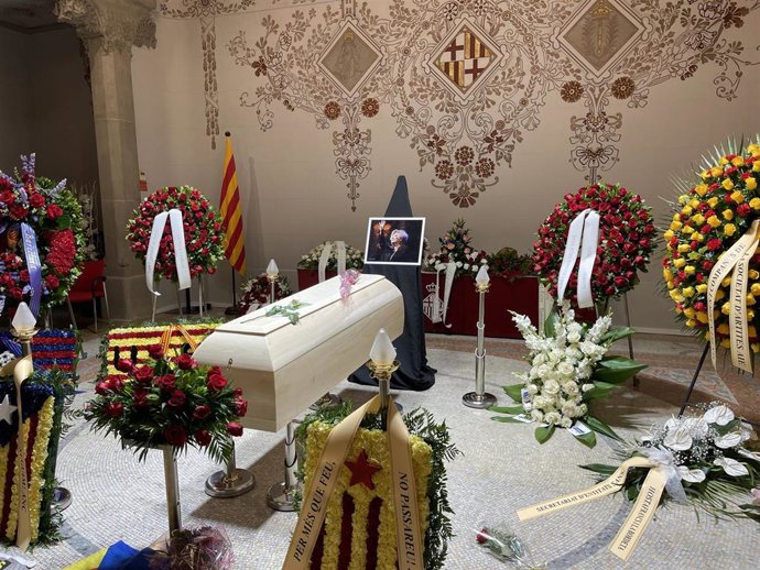 Capilla ardiente con ramos y coronas de flores como ofrenda a Núria Feliu