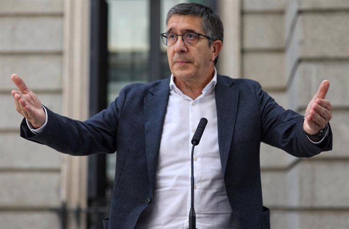 El presidente de la comisión del PSOE, Patxi López