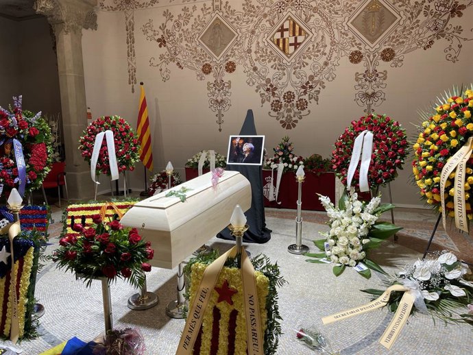 Capella ardent amb rams i corones de flors com a ofrena a Núria Feliu