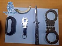 Detenido el portero de un local de ocio nocturno del puerto de Alicante por agredir a un hombre y portar armas blancas