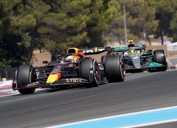 24 July 2022, France, Le Castellet: Dutch F1 driver Max Verstappen of Red Bull Racing (L) and British F1 driver Lewis Hamilton of Mercedes-AMG F1 Team compete during the French Grand Prix Formula One race at Circuit Paul Ricard. Photo: Hasan Bratic/dpa