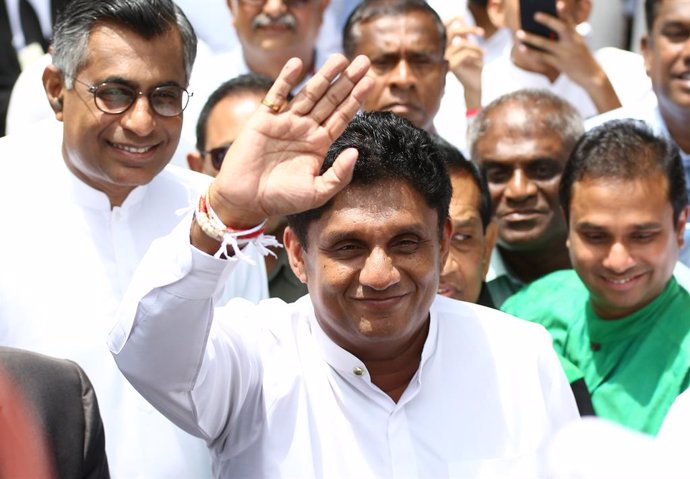 Archivo - 07 October 2019, Sri Lanka, Colombo: Sajith Premadasa, Sri Lanka Presidential candidate of United National Front for Good Governance Alliance, waves to his supporters as he leaves the election commission after filing his nominations papers. Th