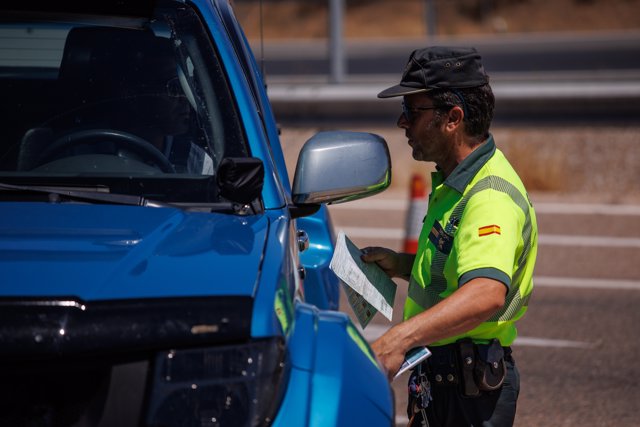 Un agente de la Guardia Civil pide documentación al conductor de un vehículo durante un control en la autovía A-5, en la primera operación salida del verano de 2022, a 1 de julio de 2022, en Madrid (España). 