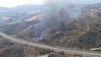 Declarado un incendio que afecta a un lateral de la AP-7 en Mijas (Málaga)