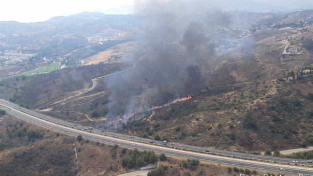 Incendio en un lateral de la AP-7 en Mijas