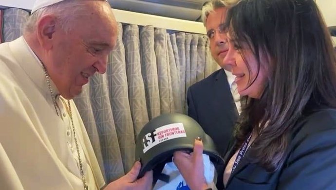 El Papa recibe el casco de David Beriain, periodista español asesinado en Burkina Faso