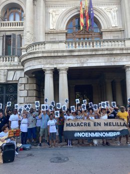 Concentración en la plaza del Ayuntamiento de Valncia contra la "matanza" de Melilla