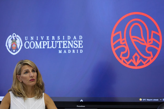 La vicepresidenta segunda, Yolanda Díaz, participa en el curso 'La guerra que lo cambió todo: soberanía energética, geopolítica y nuevos derechos' durante la 35 Edición de los Cursos de Verano Complutense (UCM).