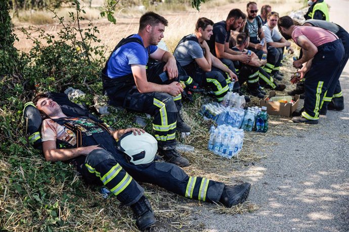 Bomberos descansando en Eslovenia