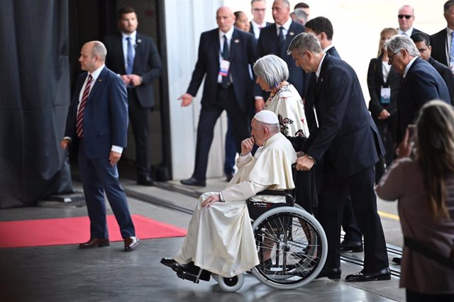 El Papa Francisco llega al aeropuerto internacional de Edmonton. 