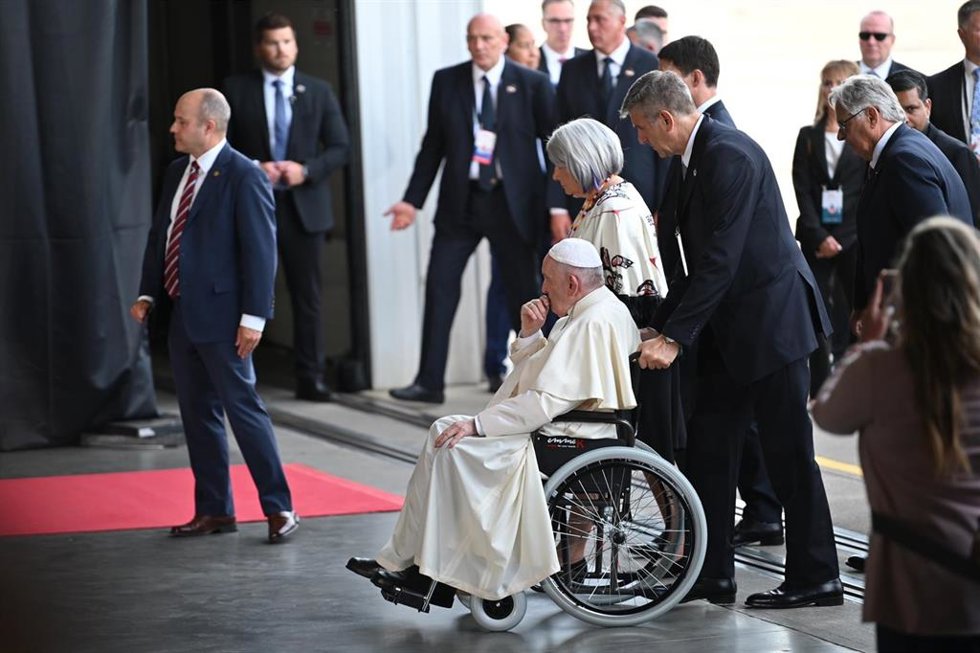 El Papa Francisco llega al aeropuerto internacional de Edmonton.