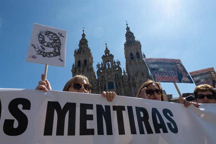 Varias personas portan una pancarta que pide justicia para las víctimas del accidente de tren en Angrois durante una manifestación, a 24 de julio de 2022, en Santiago de Compostela