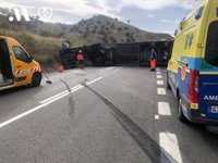 El vuelco de un camión provoca un herido y el corte de la A-357 en Carratraca (Málaga)