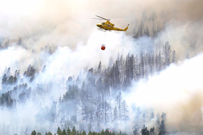 Un helicóptero contra incendios descarga agua sobre un incendio forestal en Tenerife Norte, a 23 de julio de 2022, en Tenerife, Santa Cruz de Tenerife, Canarias, (España). El incendio comenzó el pasado jueves 21 y afecta a los municipios de Los Realejos