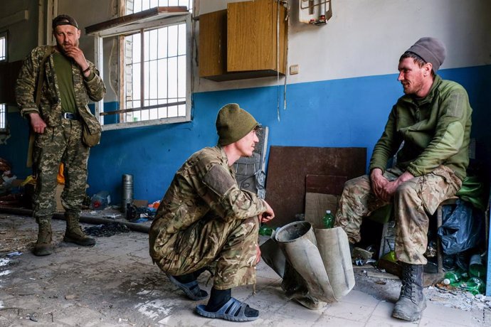 Archivo - May 28, 2022, Lysychansk, Ukraine: Soldiers discussing about a piece of shell of a BM-27 Uragan missile shot by Russian army close to their position. Lysychansk is a city on the high right bank of the Donets River in the Luhansk region. The ci