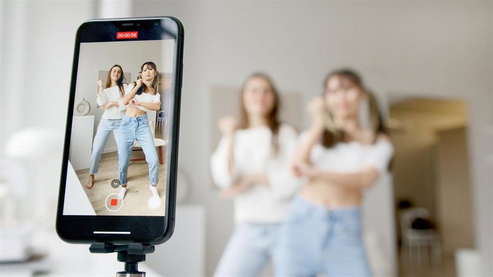 Dos 'influencers' grabando un vídeo para TikTok