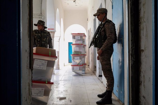 Soldados de Túnez protegen material electoral de cara al referéndum constitucional impulsado por el presidente, Kais Saied