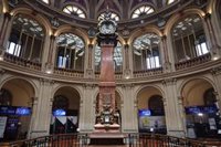 El Ibex 35 comienza la semana con una caída del 0,1% , pero mantiene los 8.000 enteros