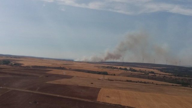 Imagen del incendio forestal que afecta al término zamorano de Vegalatrave