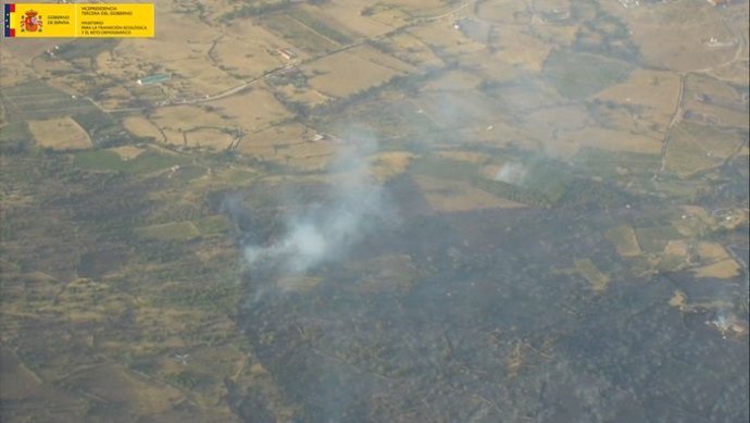 Imagen aérea captada este domingo, día 24 de julio, del incendio forestal en San Juan de la Nava (Ávila)