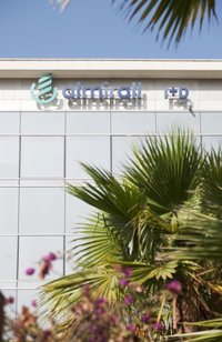 Almirall gana 27,3 millones de euros en el primer semestre, frente a pérdidas de 42,8 millones