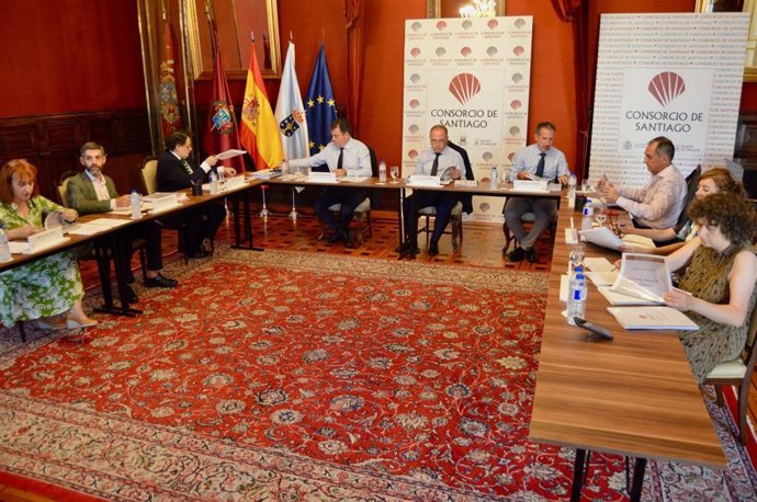 El alcalde de Santiago, Xosé Sánchez Bugallo, y el conselleiro de Cultura, Educación, FP e Universidades, Román Rodríguez, en la reunión de la Comisión Ejecutiva y Consejo de Administración del Consorcio de Santiago.