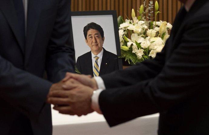 Imagen de archivo de una foto de Shinzo Abe tras su asesinato.