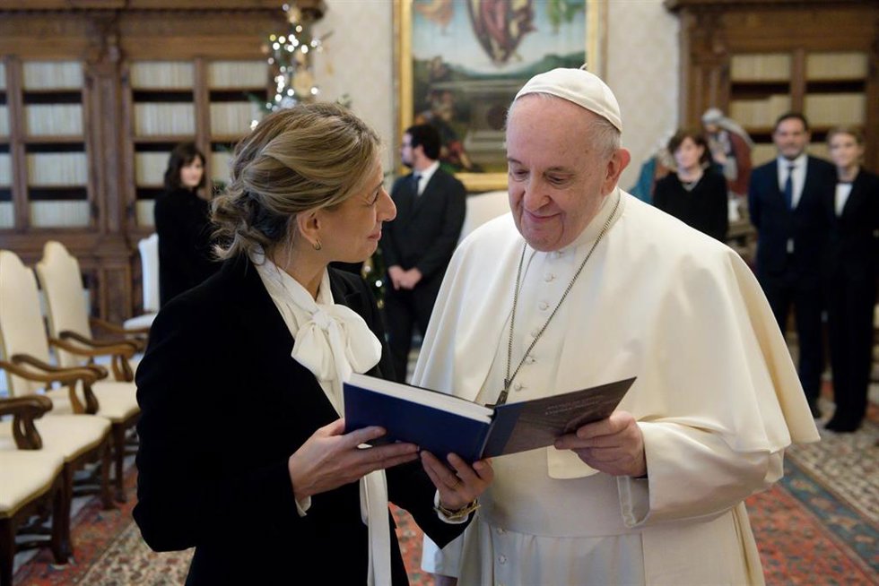 Archivo - La vicepresidenta segunda del Gobierno y Ministra de Trabajo y Economía Social, Yolanda Díaz (i) y el papa Francisco (d), durante un encuentro en la Biblioteca Apostólica del Vaticano.
