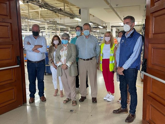 Visita de la alcaldesa de Gijón, Ana González, a las instalaciones de Apta, en Gijón