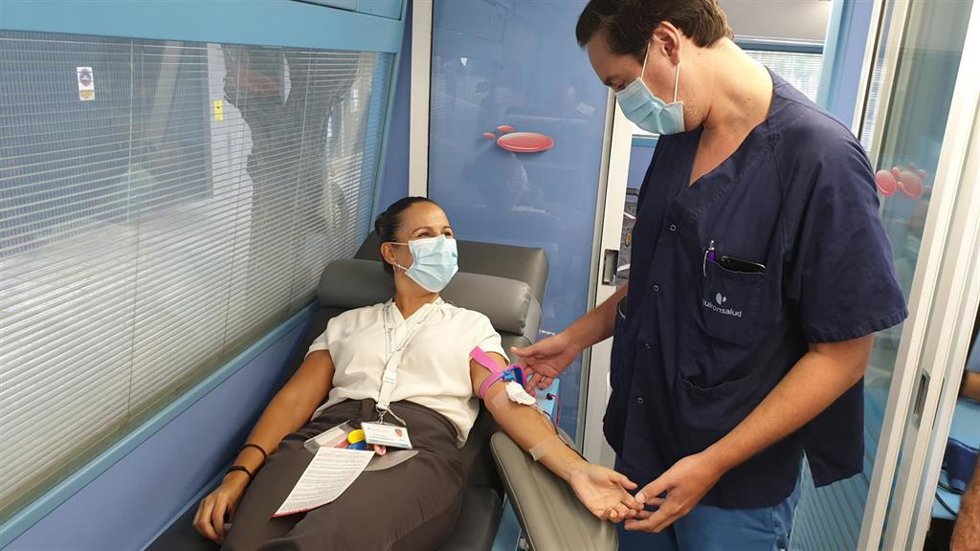 El doctor Agustín Hernández Sánchez, jefe del Servicio de Hematología y Hemoterapia del Hospital Quirónsalud Málaga ,en una jornada de donación sanguínea.
