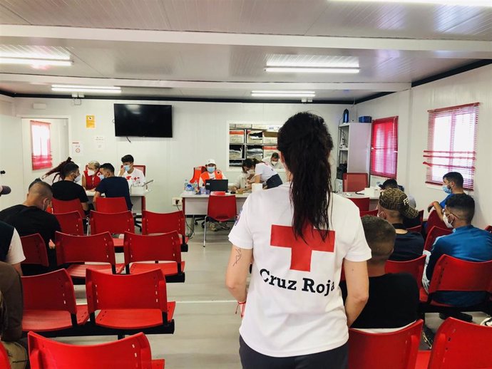 Efectivos de Cruz Roja atienden a ocupantes rescatados de una patera en Almería en una imagen de archivo