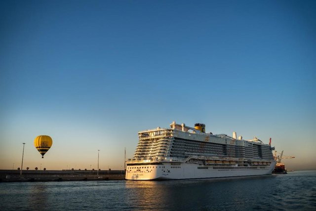 Archivo - Un creuer al Port de Barcelona