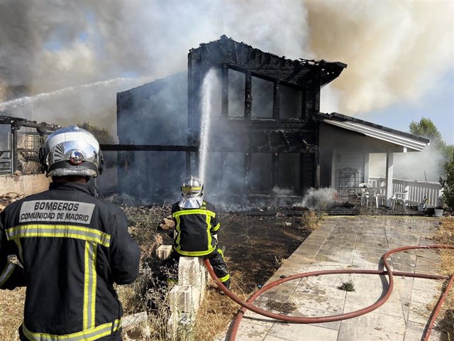 Un incendio en Guadalix calcina dos viviendas y bomberos trabajan para que no se propague a más casas