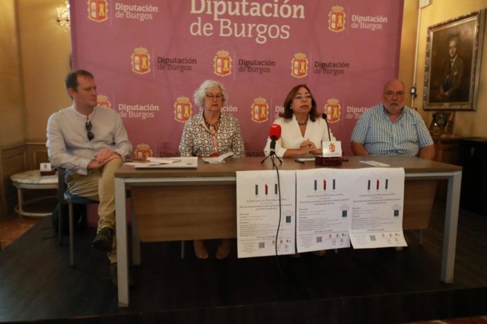 Raquel Contreras (3 i), acompañada de organizadores y colaboradores de las Jornadas de Historia de Oña.