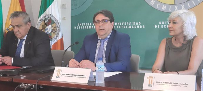 El vicepresidente segundo y consejero de Sanidad y Servicios Sociales, José María Vergeles, en rueda de prensa en BAdajoz