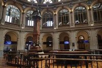 El Ibex avanza un 0,4% en la media sesión y se afianza en los 8.000 enteros