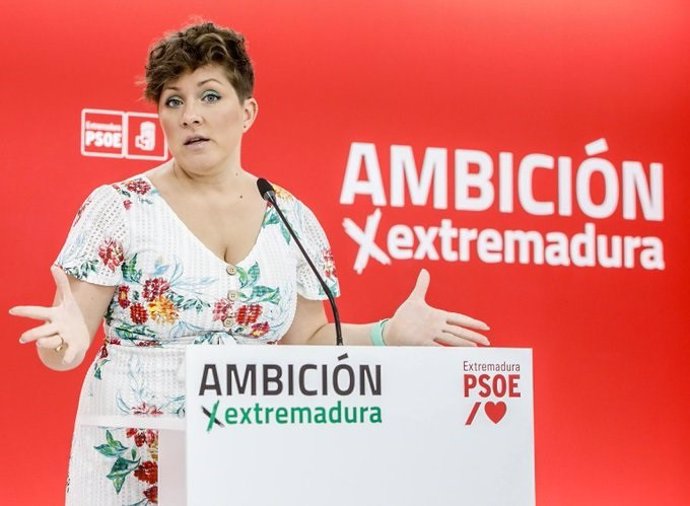 La portavoz del PSOE de Extremadura, Soraya Vega, en rueda de prensa este lunes en Mérida