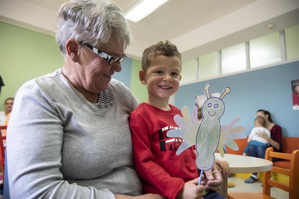 Una abuela con su nieto.