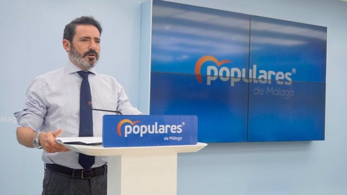 Archivo - El coordinador general del PP de Málaga, José Ramón Carmona, en rueda de prensa